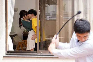 Cô bạn muốn gây ấn tượng với anh bạn cùng phòng độc thân đẹp trai