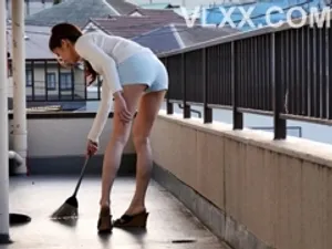 Gã chồng lo làm việc, bà xã ở nhà vụng trộm với cậu thanh niên phòng bên