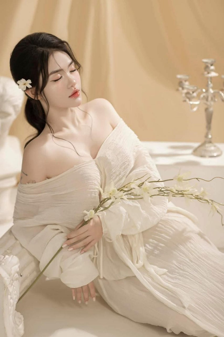 Chồng yêu lên kế hoạch cho bà xã chụp ảnh nude chỉ để nhìn bà xã bị người khác địt